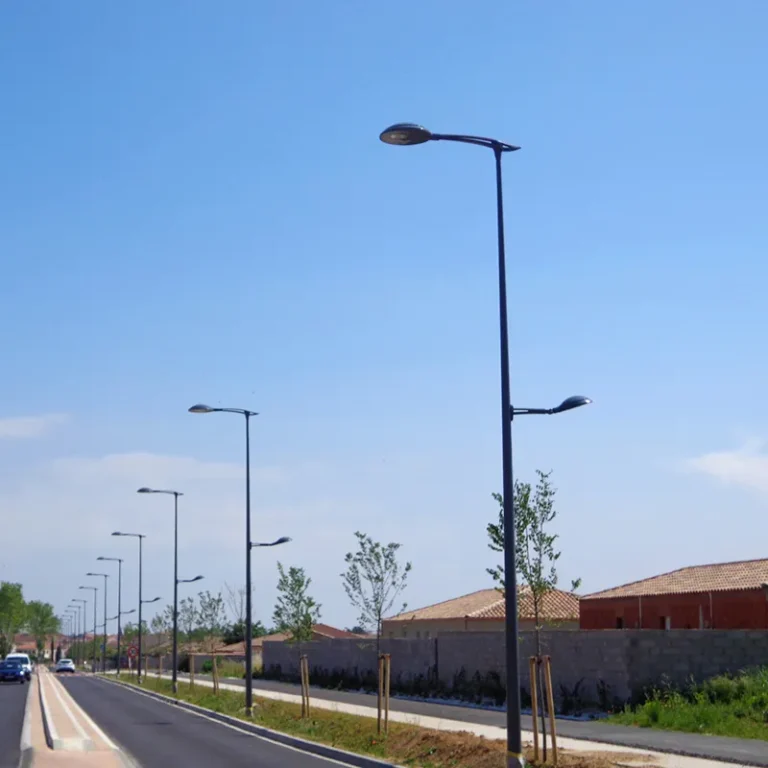 High and low arm aluminum light pole for roadway lighting